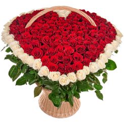 Корзина Объятия любимой с розами